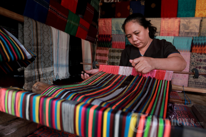 umkm-kain-tenun-tradisional-sasak-dusun-sade-lombok_20220124_154352
